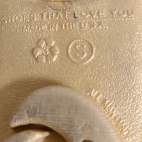 OKA b. Sandals Thong Flip-Flops Gold Flowers Comfy - Picture 8 of 10